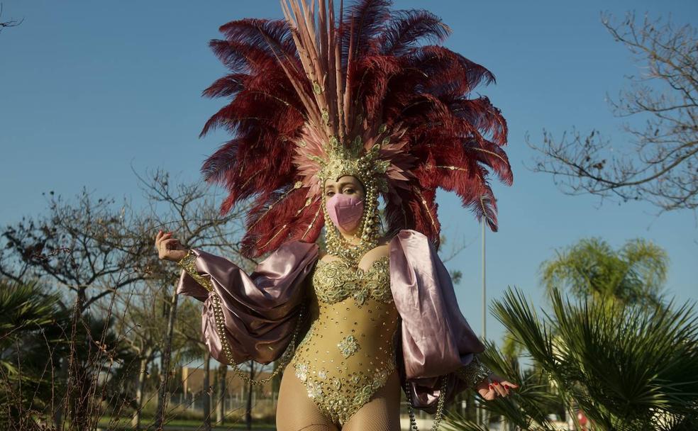 El Carnaval que guardó las plumas y sacó la mascarilla