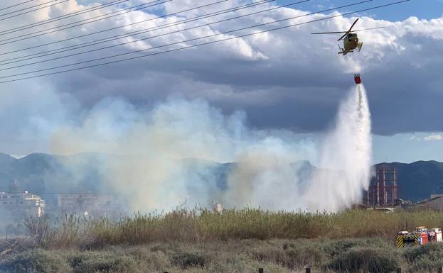 Extinguido el incendio en una zona de cañas en la pedanía murciana de Rincón de Seca