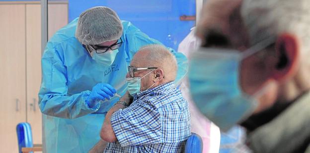 La vacuna logra erradicar el virus en las residencias de mayores de la Región