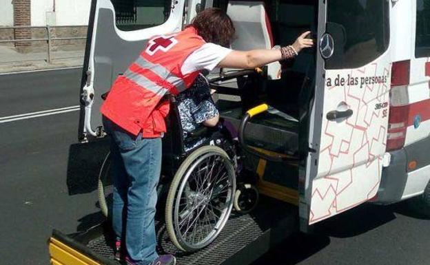 Cruz Roja en Lorca facilita el transporte a los ancianos para que vayan a vacunarse
