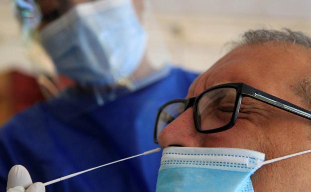 Por qué las personas que llevan gafas tienen menos probabilidad de contagiarse de la Covid-19