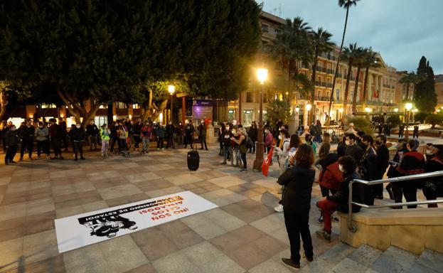 Medio centenar de personas apoyan a Pablo Hasél en Murcia