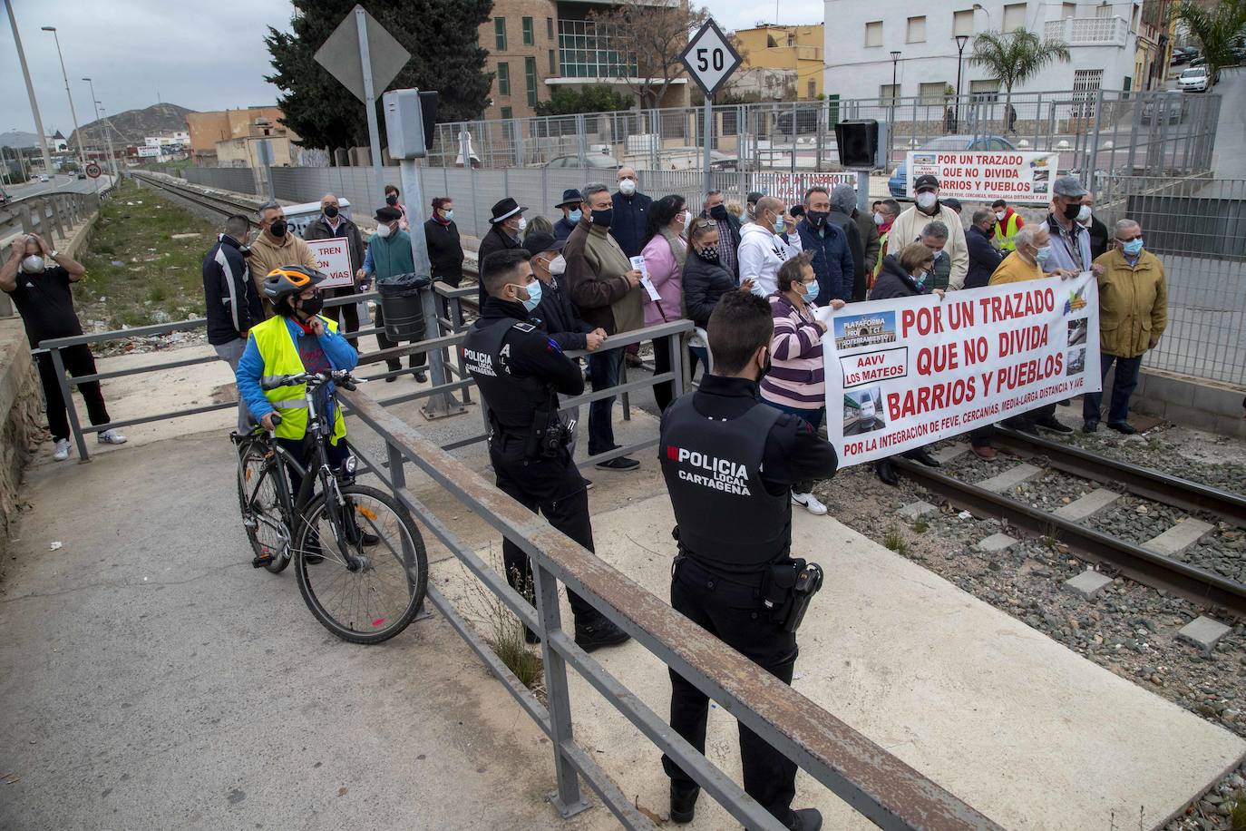 Representantes vecinales se concentran en el paso a nivel de Los Mateos para exigir su eliminación