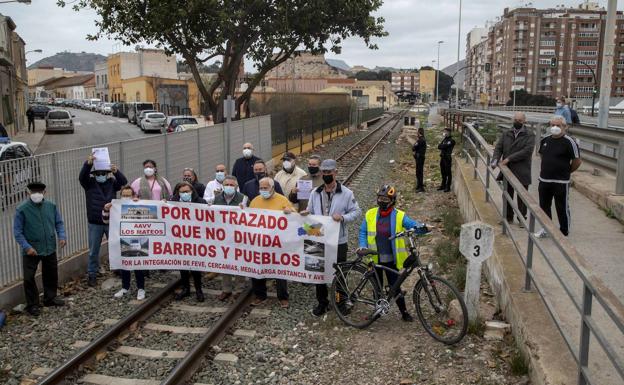 Representantes vecinales se concentran en el paso a nivel de Los Mateos para exigir su eliminación