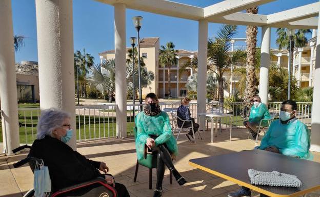 Los usuarios de residencias de la Región de Murcia podrán salir a la playa y al teatro si han sido vacunados
