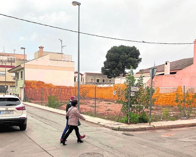 Los vecinos de Los Dolores aceptan la ORA si se habilita aparcamiento gratis en solares