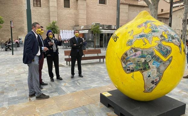Ocho limones gigantes presiden Santo Domingo y Alfonso X con la exposición de arte urbano 'Lemon Art'