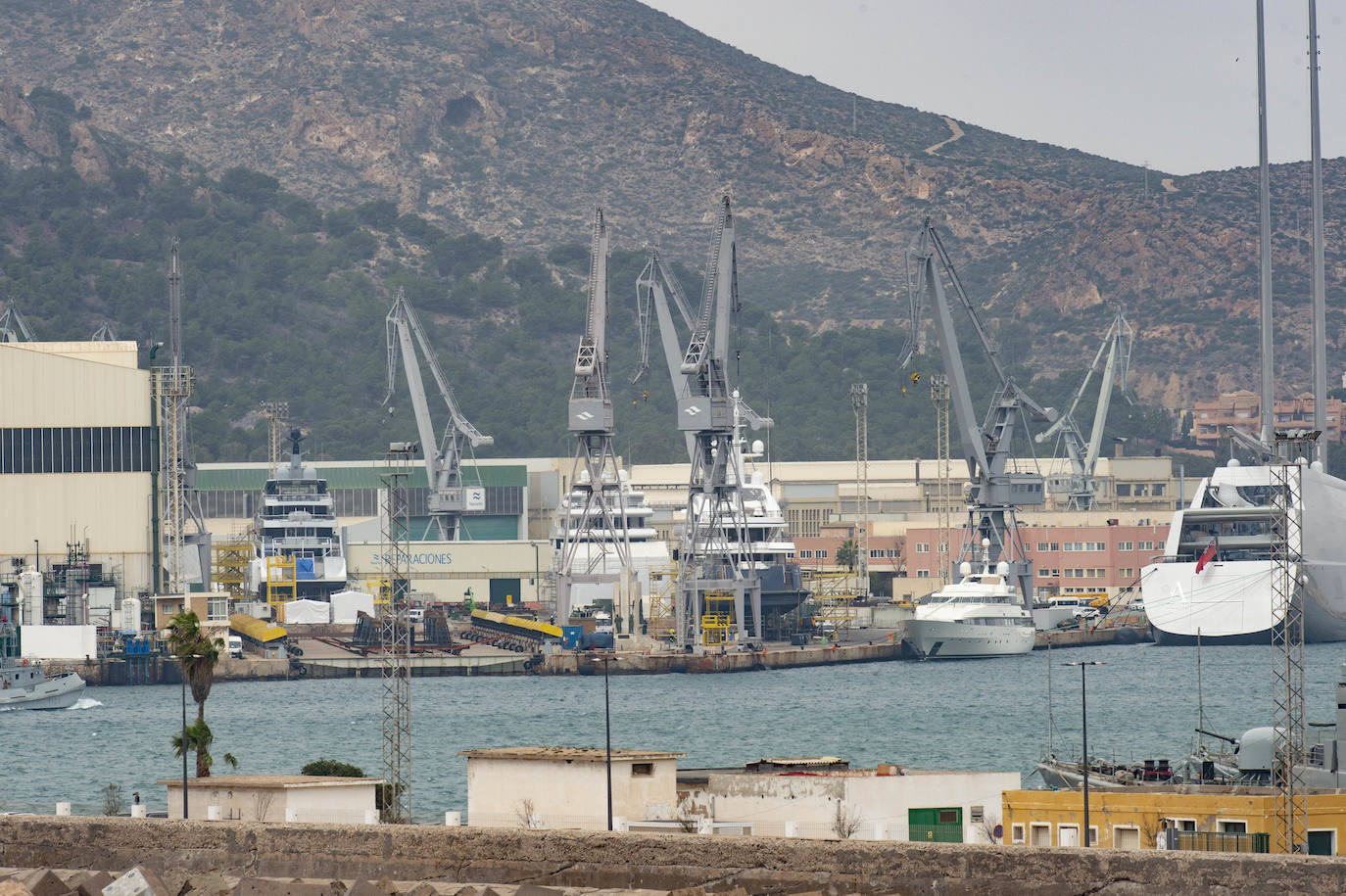 Navantia contrata a 160 obreros externos para la reparación de seis megayates