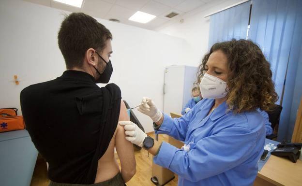 Desvelan cuándo podrán dejar de usar mascarilla las personas vacunadas de la Covid-19