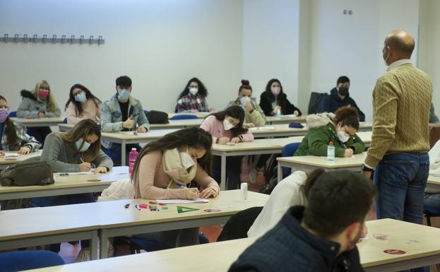 La tasa de aprobados en los exámenes asciende dos puntos en la convocatoria de enero en la UMU