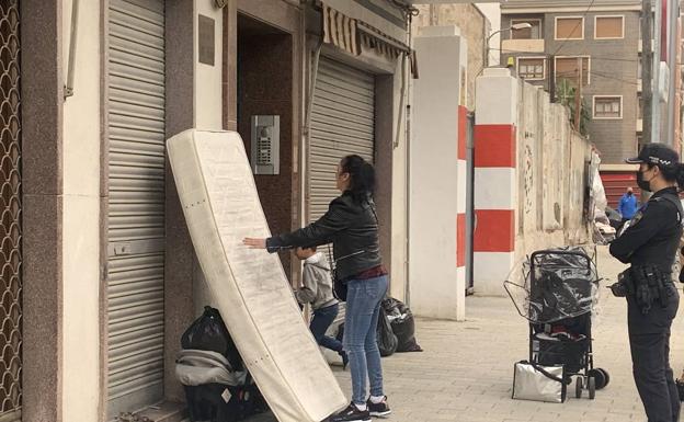 Desalojan a una familia de okupas de una vivienda en el Paseo de Cieza