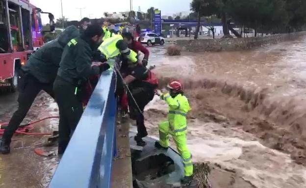 La lluvia barre la Región y provoca arrastres de coches en Águilas