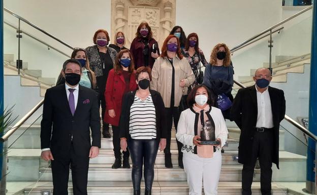 Alcantarilla entrega los Premios de la Mujer 2021 a Carmen Cremades y a los trabajadores de Ayuda a Domicilio