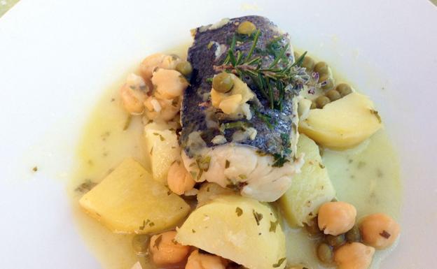 Merluza en salsa verde con garbanzos