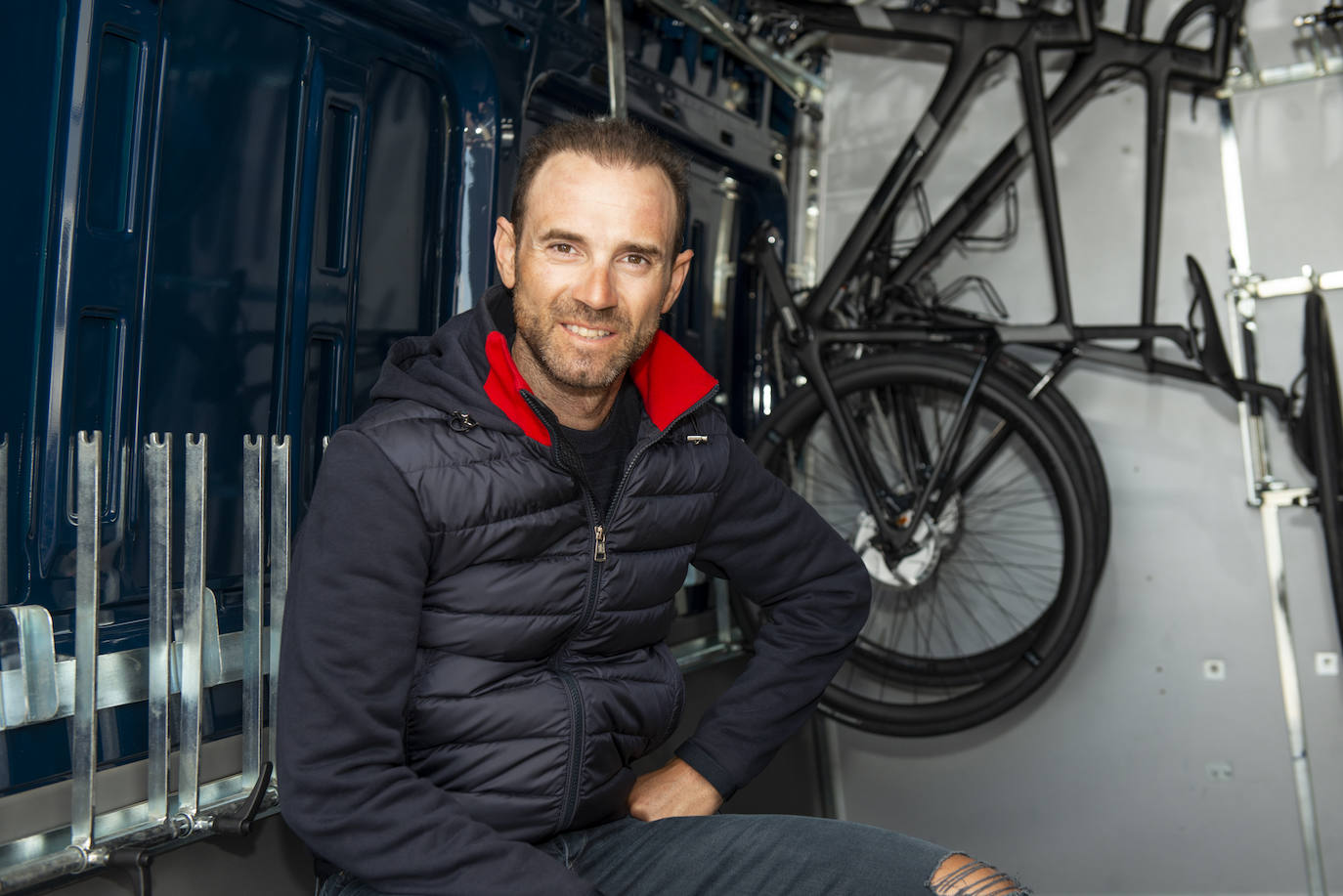 El Valverde Team recibe las nuevas bicicletas del equipo