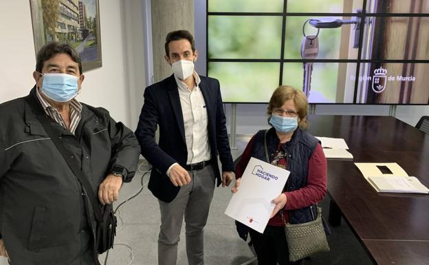 Seis nuevas familias de la Región adquieren las viviendas sociales en las que viven desde hace 25 años