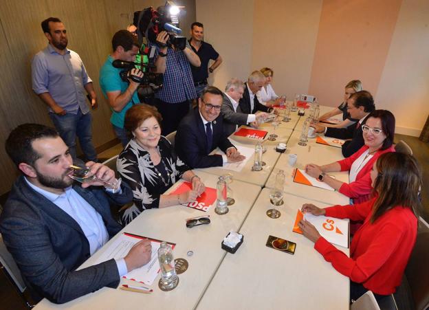 El pacto entre PSOE y Cs para desbancar al PP se fraguó durante tres meses