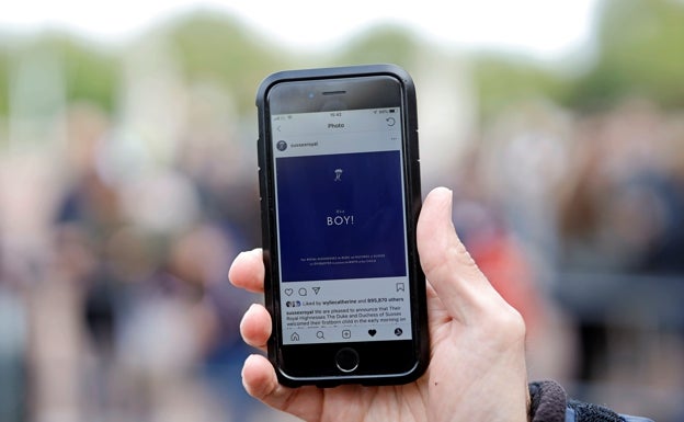 El motivo por el que deberías tapar la cámara de tu teléfono móvil