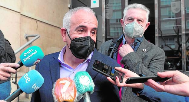 La gestión de las restricciones y el proceso de vacunación esperan al PSOE