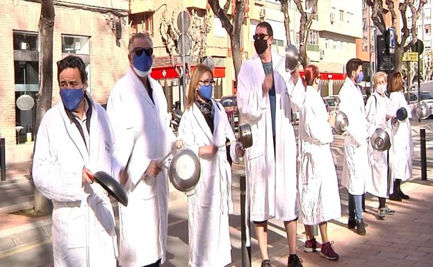 Los hosteleros protestan en San Esteban contra el mantenimiento de las restricciones en el sector