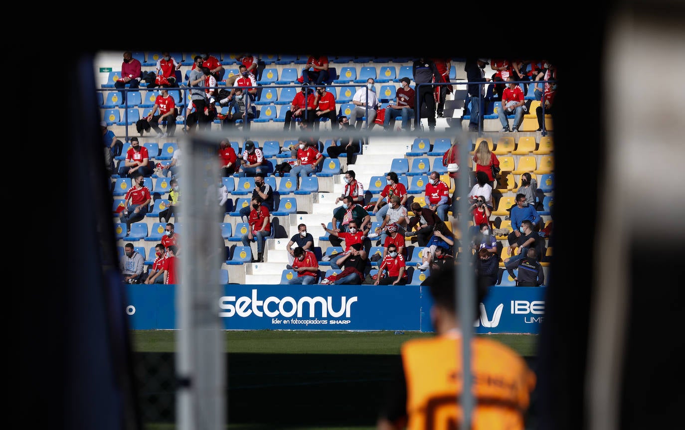 La afición tiñe de rojo y azul el derbi murciano