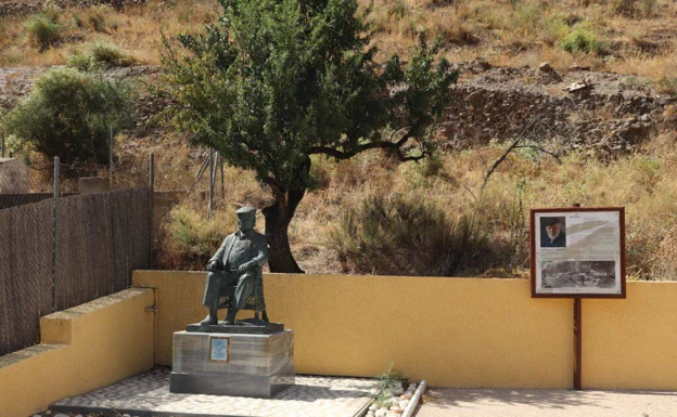 Roban la placa del monumento a Paco Rabal en la Cuesta de Gos