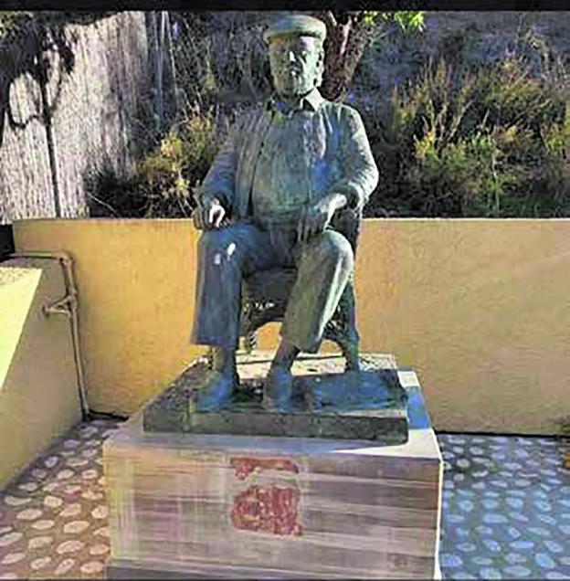 Roban la placa de la escultura de Paco Rabal en Águilas