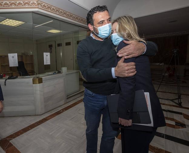 Ana Martínez Vidal se resiste a la derrota y mantiene la votación de hoy