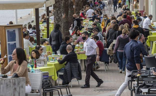 Un puente de restaurantes y museos llenos y alojamientos a medio gas en Cartagena