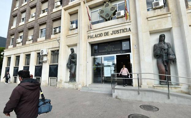 Una enfermera afronta cárcel por consultar el historial de la presunta amante de su marido