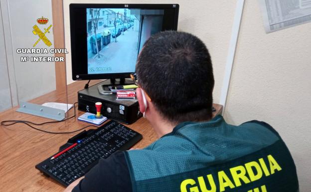 Detienen a dos jóvenes relacionados con varios robos en viviendas y el atraco a un menor en Santomera y El Raal