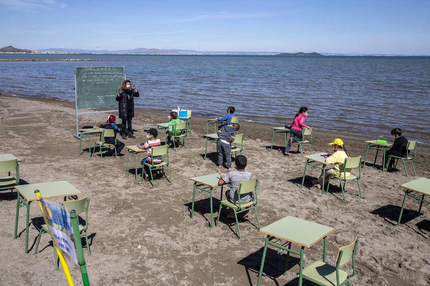 El colegio de Los Nietos imparte clase a cien niños junto al Mar Menor