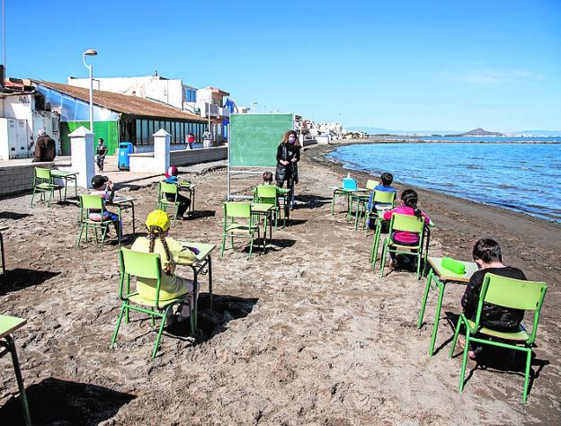 El colegio de Los Nietos imparte clase a cien niños junto al Mar Menor