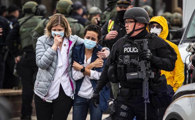 Biden pide vetar los rifles de asalto tras la matanza de Colorado