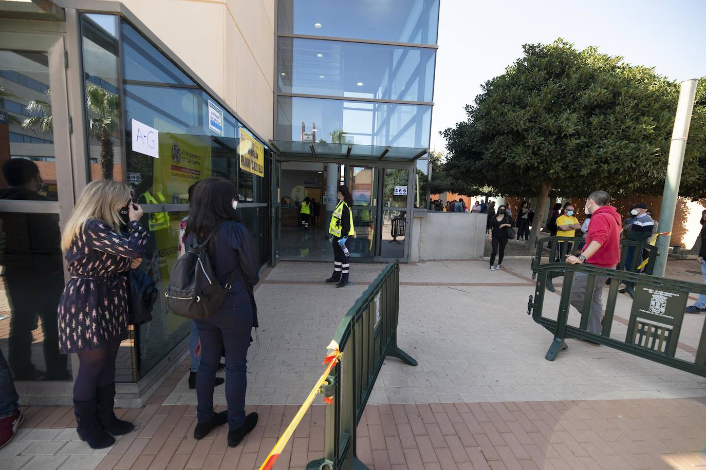 Cientos de docentes acuden a vacunarse tras la reanudación de la campaña en Cartagena