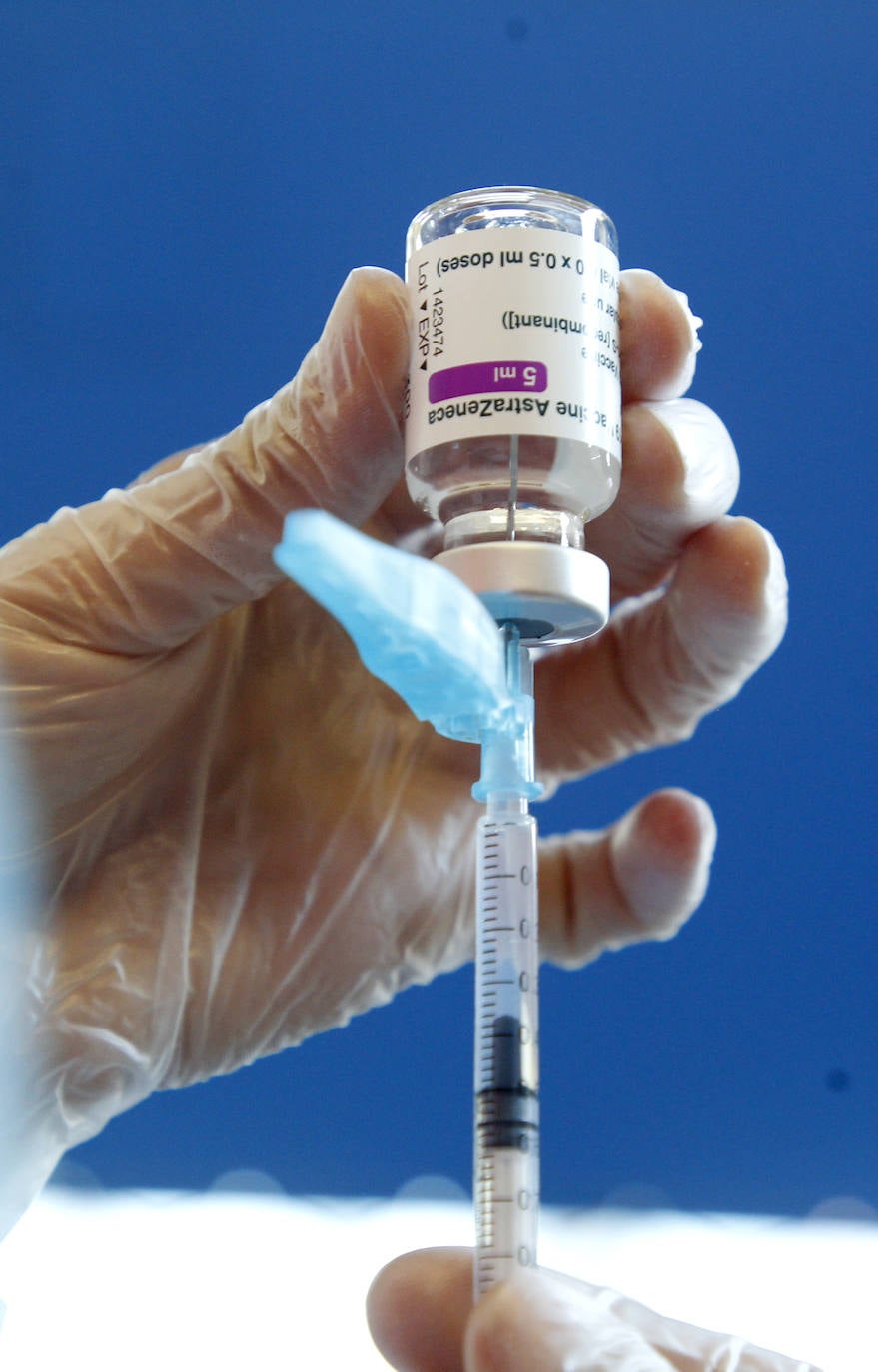 Cientos de profesores se vacunan contra la Covid tras reanudarse la campaña en Murcia