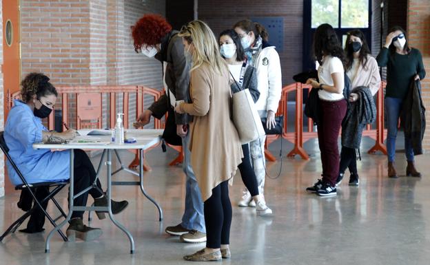 Cientos de docentes acuden a vacunarse tras la reanudación de la campaña en Murcia y Cartagena