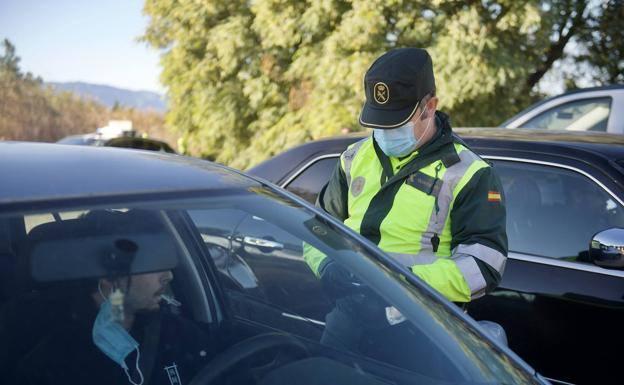 La DGT avisa: la multa que te pueden poner por quitarte la mascarilla en el coche aunque viajes solo