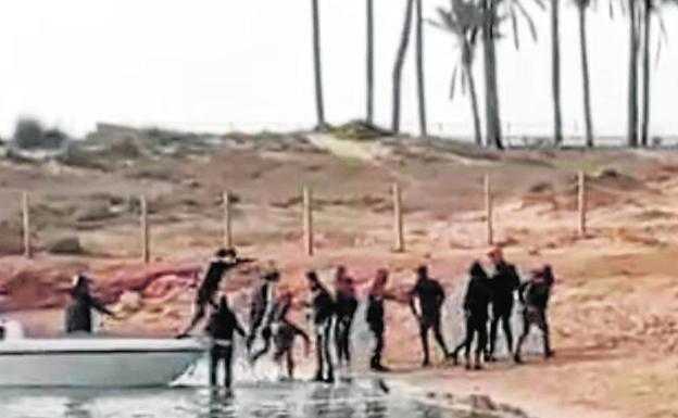 La oleada de pateras continúa con la llegada de otros 43 argelinos a la Región