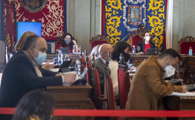 El equipo de gobierno transforma una moción contra los tránsfugas en otra de condena a López