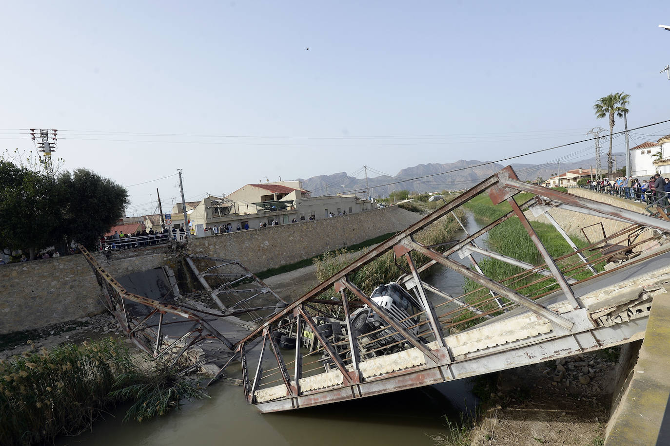 Cae al río Segura un camión hormigonera tras desplomarse el puente de El Secano, en Beniel