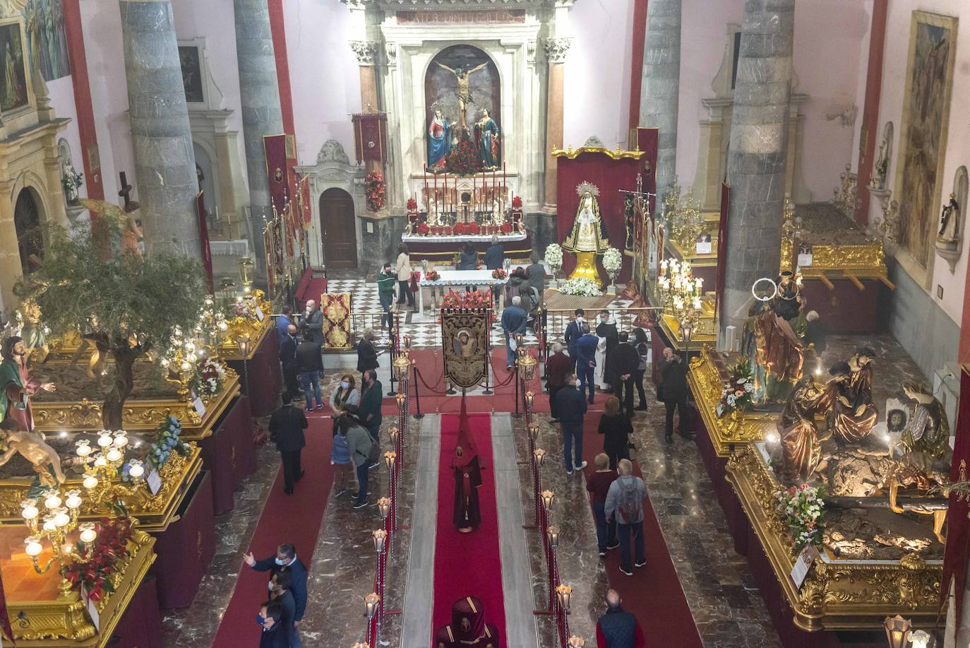 Fieles del Cristo del Perdón acuden a San Antolín para recordar el tradicional besapié