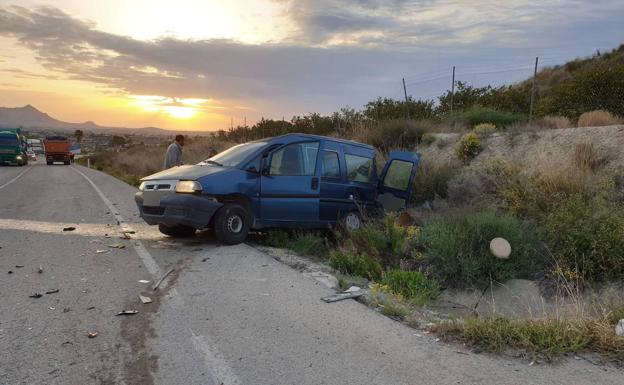 Un fallecido y cuatro heridos al chocar dos vehículos en Fortuna