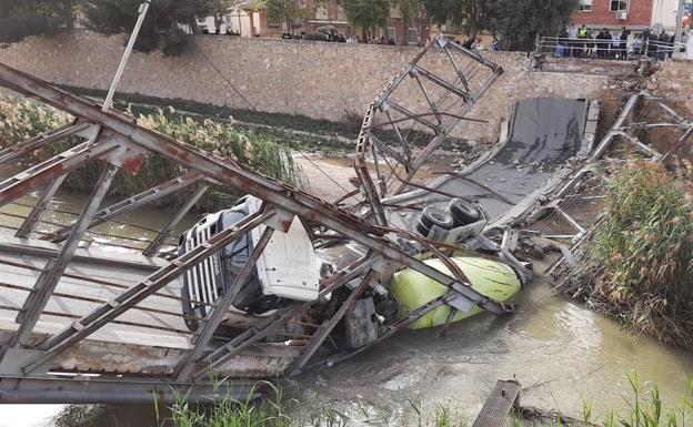 Cae al río Segura un camión hormigonera tras desplomarse el puente de El Secano, en Beniel