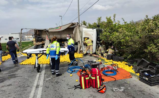 Trasladan al hospital al conductor de un camión volcado en la pedanía murciana de El Raal