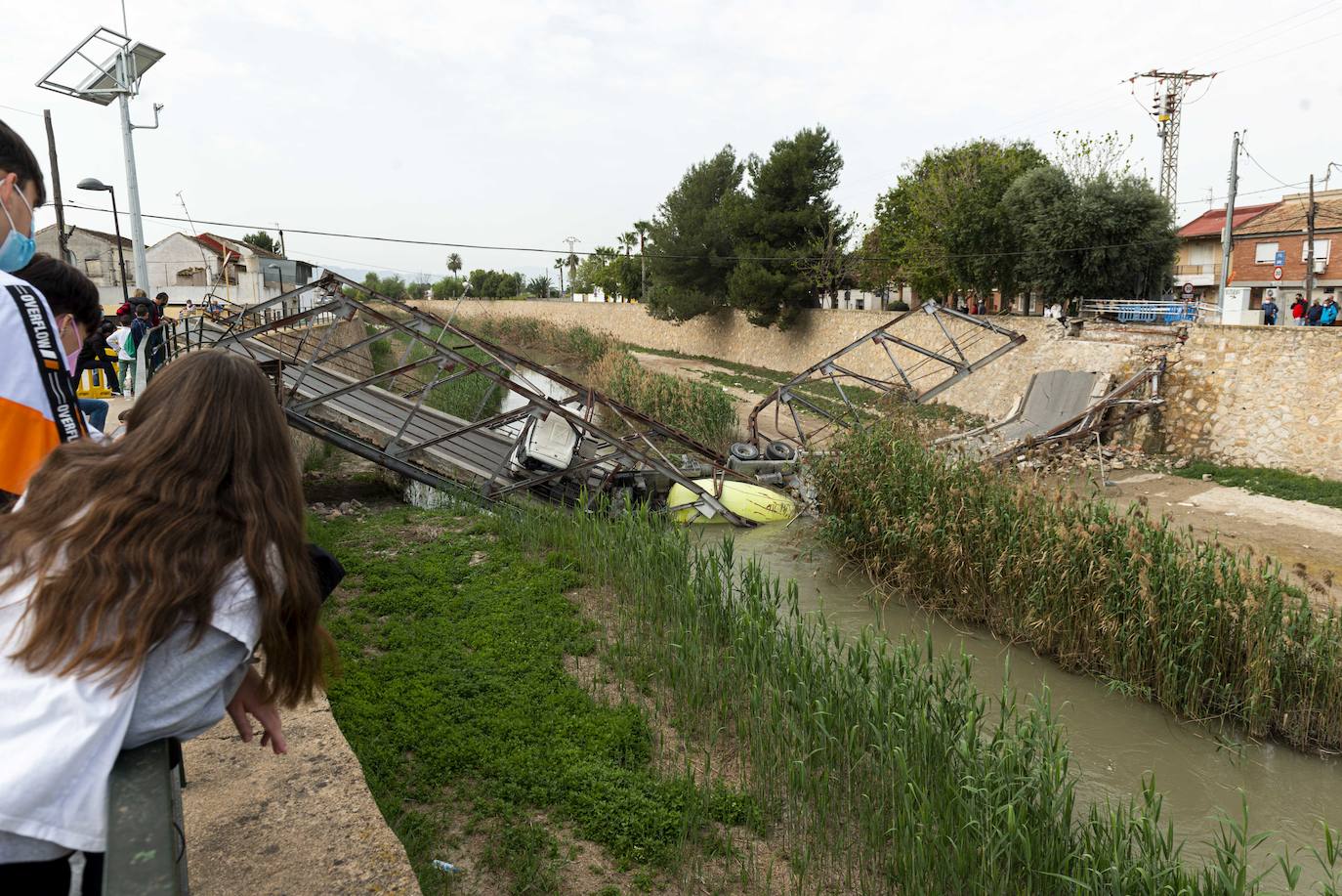 Un camión desploma el puente de El Secano, que conecta El Raal y Beniel