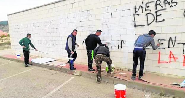 Eliminan las pintadas contra el alcalde de Albudeite