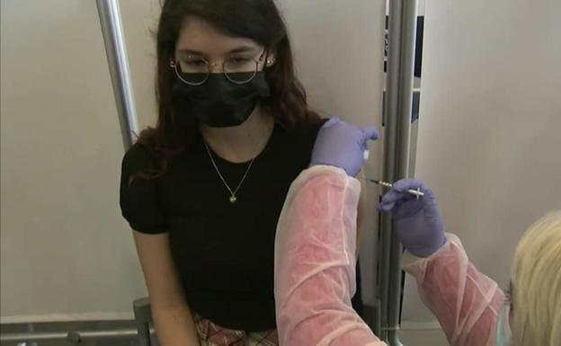 Qué efectos secundarios de la vacuna del coronavirus puedes tener según la edad que tengas