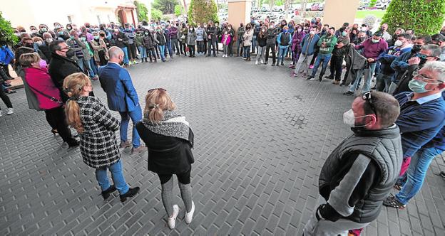 Más de 200 empleados protestan por el ERE