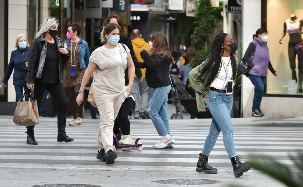 Salud alerta de la escalada de los casos entre la población de 20 a 29 años en la última semana